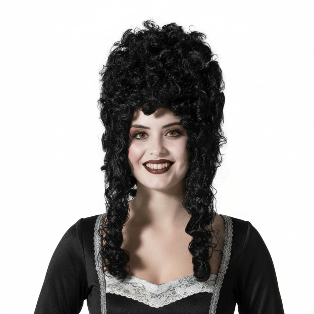 En leende kvinna med vampyrsminkning bär en extravagant och hög, svart och lockig rokoko-peruk.