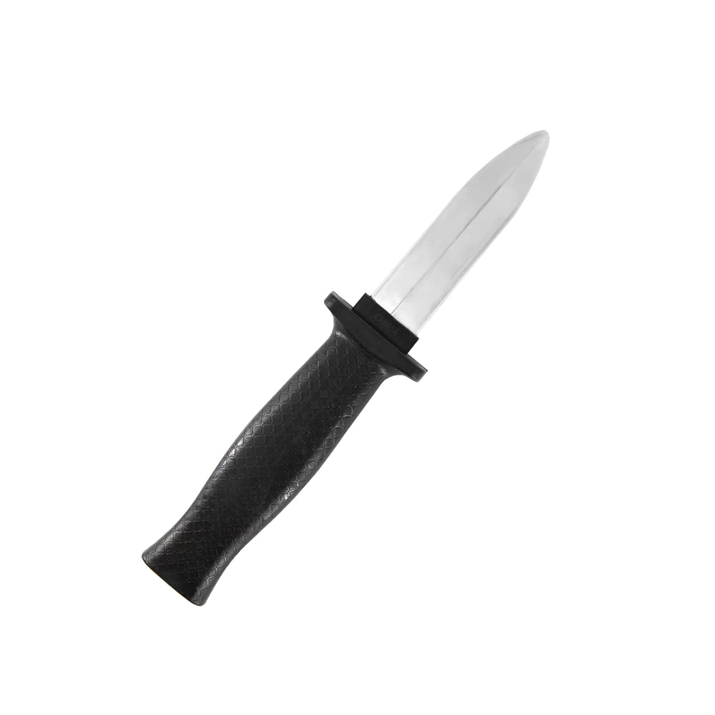 En fake kniv med svart handtag och silverfärgat plastblad ligger mot vit bakgrund.