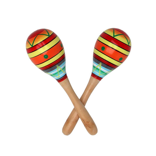 Ett par klassiska, färgglada maracas i trä med ränder i rött, orange, gult och blått, lagda i kors mot en vit bakgrund.
