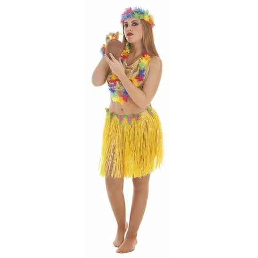 Kvinna iklädd ett färgsprakande Hawaii-festset med gul gräskjol, flerfärgat blomsterhalsband, blomsterhuvudband och blomsterarmband, poserande med en kokosnötsmugg för en tropisk festlook.