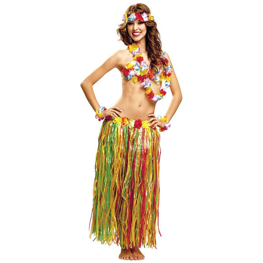 Kvinna iklädd en färgsprakande Hawaii Hula-dräkt med lång, fransig kjol i grönt, rött och gult, matchande blomsterbehå, blomsterhalsband, huvudband och armband, poserande barfota.