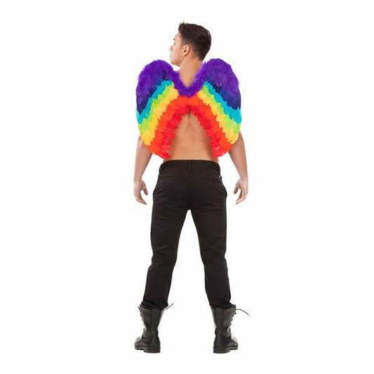 En man sedd bakifrån, iklädd svarta byxor och kängor, visar upp ett par stora och färgsprakande änglavingar gjorda av fjädrar i regnbågens alla färger för Pride.