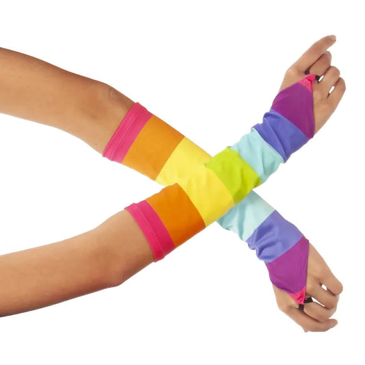 Ett par långa, randiga armvärmare i regnbågens alla färger som täcker underarmarna, en perfekt accessoar för pride eller 80-talsfest.