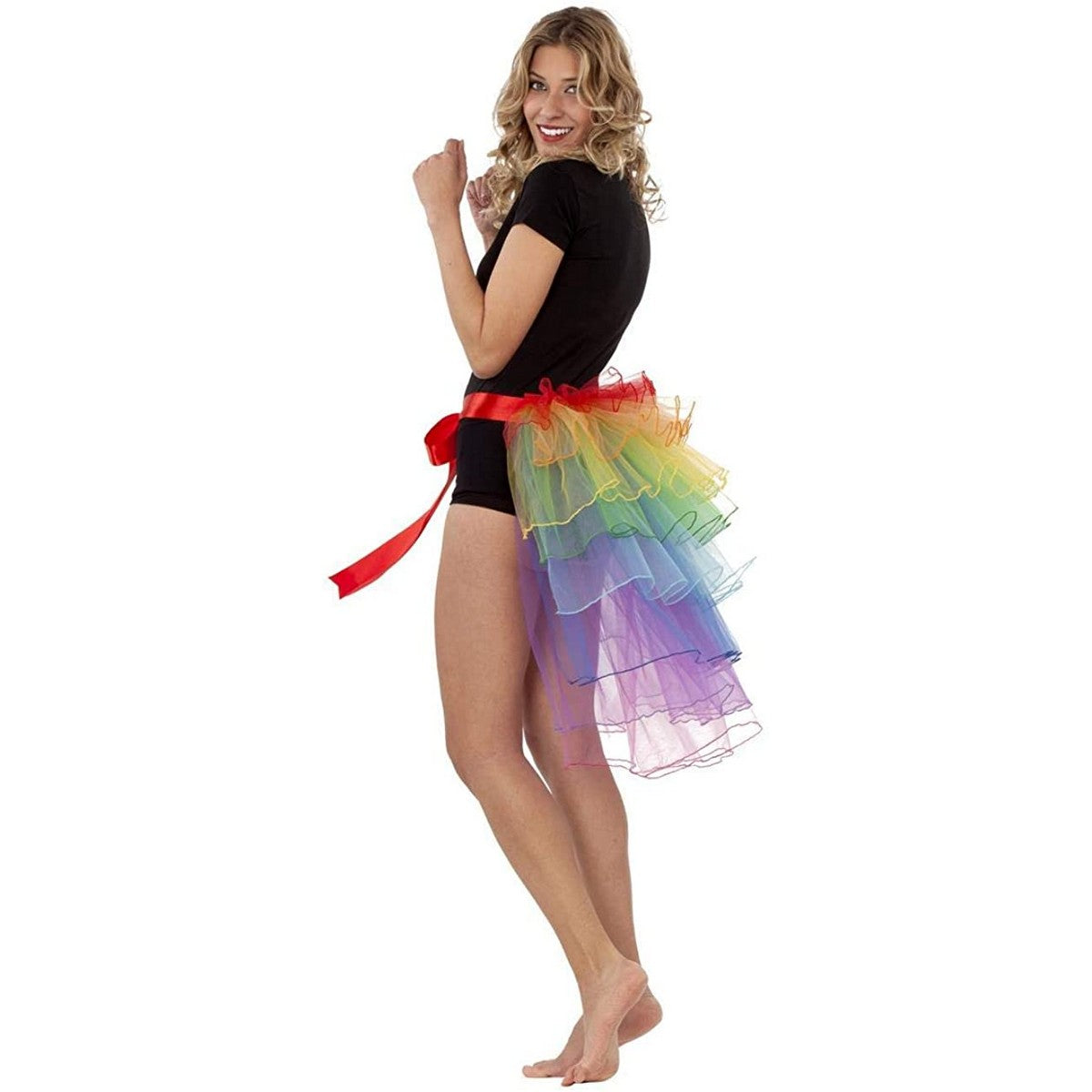 Kvinna som bär en färgsprakande, regnbågsfärgad tyllsvans knuten i midjan, en perfekt och livfull accessoar för pride eller temafest.