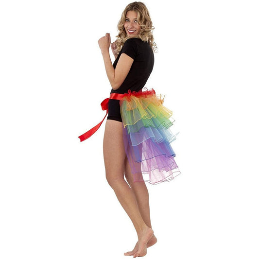 Kvinna som bär en färgsprakande, regnbågsfärgad tyllsvans knuten i midjan, en perfekt och livfull accessoar för pride eller temafest.