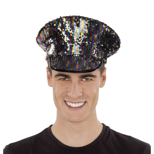 En leende man bär en kaxig, svart generalhatt som är helt täckt av skimrande, mångfärgade paljetter.
