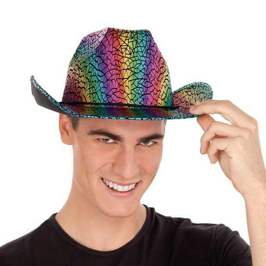 En färgstark cowboyhatt i regnbågens färger, presenterad för en lekfull och festlig stil.