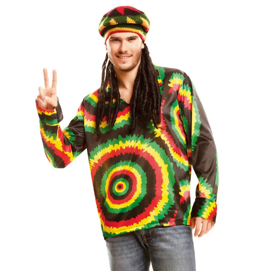 En leende man bär en Färgstark Reggae-Tröja med ett psykedeliskt mönster, stylad med en mössa med dreadlocks.