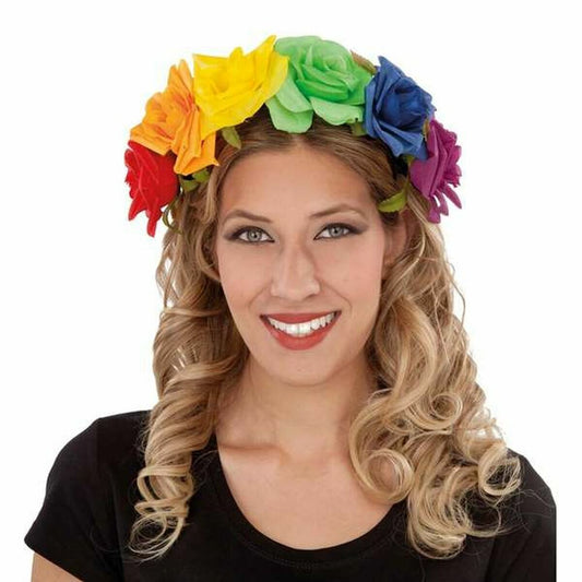 En leende kvinna med blont, lockigt hår bär en Färgstark Regnbågsfärgad Blomsterkrans på ett diadem, prydd med stora rosor.
