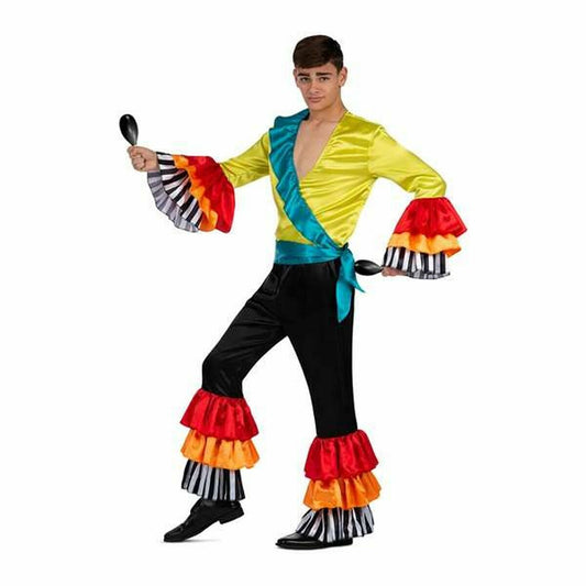 En man poserar i en komplett, Färgstark Rumbakung Maskeraddräkt med en gul skjorta med volanger och håller i ett par maracas.