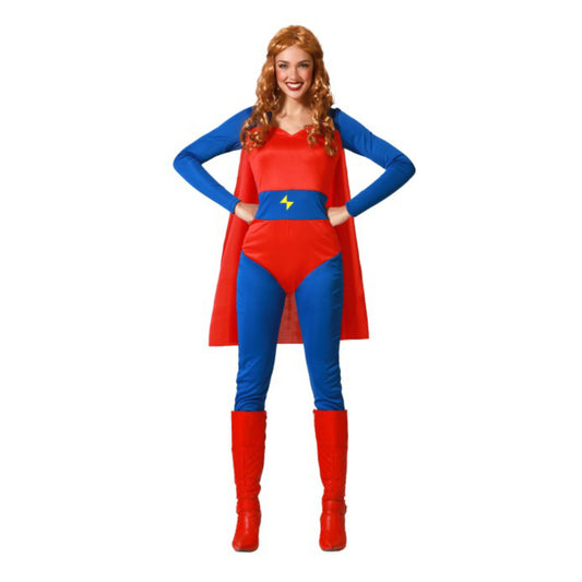 En leende kvinna poserar i en komplett, Färgstark Superhjältinna Maskeraddräkt med en blå och röd jumpsuit och en röd cape.