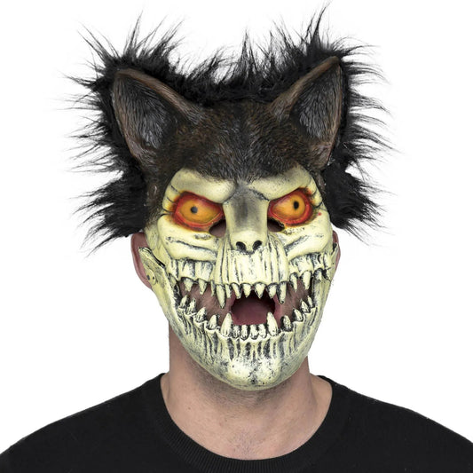 En person bär en Fasansfull Pestkatt Mask i latex, med ett blottat kranium, raggig päls och en rörlig käke.
