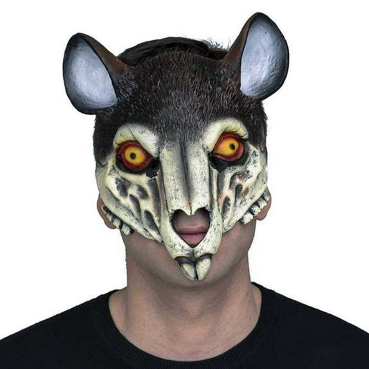 En person bär en Fasansfull Pestråtta Mask i latex, med ett blottat kranium, raggig päls och stirrande gula ögon.