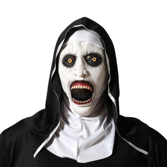 En person bär en Fasansfull Skrikande Nunna Mask i latex, med ett vitt ansikte, gula ögon och en öppen, skrikande mun.