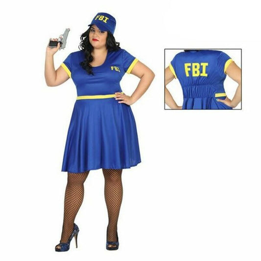 En leende kvinna i plus-size storlek bär en blå FBI-klänning och keps, håller en leksakspistol och poserar med en hand på höften, fotograferad mot en vit bakgrund.