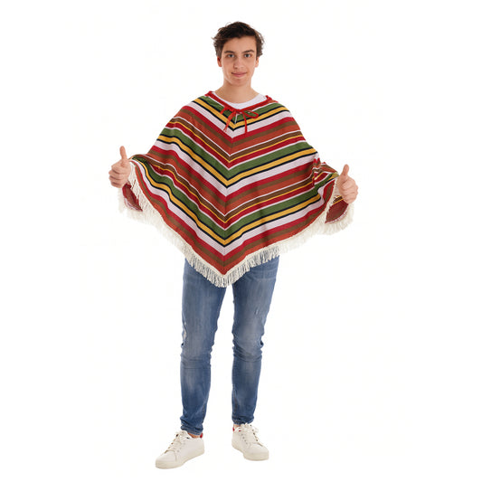 En man iklädd en Festlig Färgstark Mexikansk Poncho med ränder och vita fransar gör tummen upp med båda händerna.