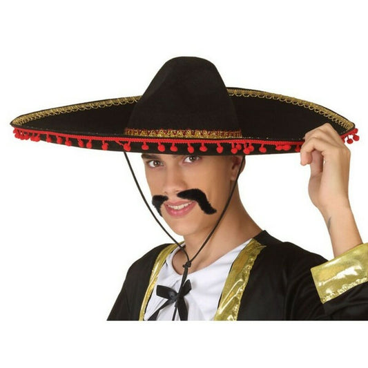 En leende man med en stor, svart lösmustasch bär en stor, svart sombrero med röda pompoms och ett guldigt band.