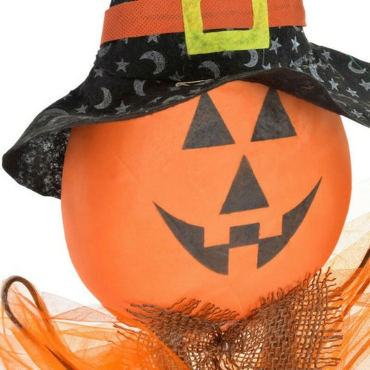 Närbild på en av pumpa-vakternas ansikte, som visar det glada Jack-o'-lantern-ansiktet och den stjärnprydda häxhatten.