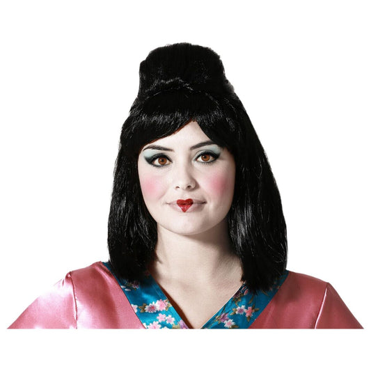 En kvinna med geisha-smink bär en Fin Svart Geisha-Peruk med en klassisk, uppsatt frisyr.