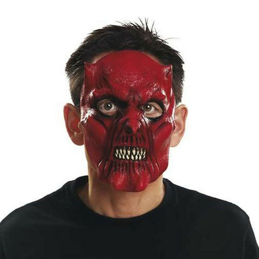 En person bär en skräckinjagande röd halvmask som ser ut som en flådd demon med blottad käke, vassa tänder och en bränd hud-effekt.