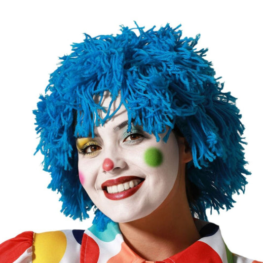 En glad, sminkad clown bär en Fluffig Blå Clownperuk gjord av mjukt garn.