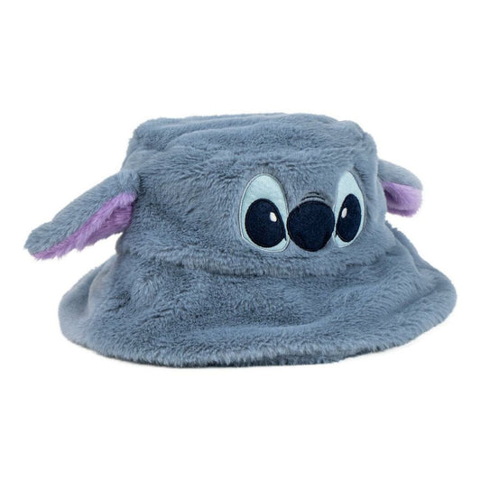 En närbild på den blåa, fluffiga Stitch-hattens broderade ansikte och ena örat.