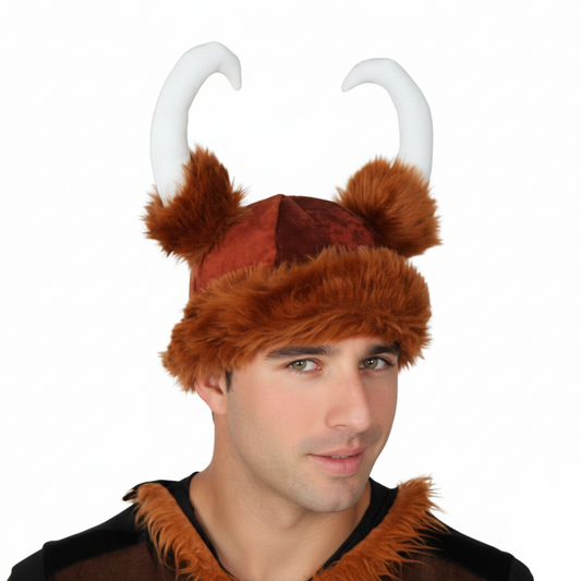 En man bär en Fluffig Brun Vikingamössa med en fuskpälskant och två vita, mjuka horn.