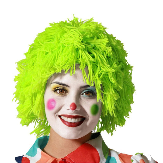 En glad, sminkad clown bär en Fluffig Neongrön Clownperuk gjord av mjukt garn.