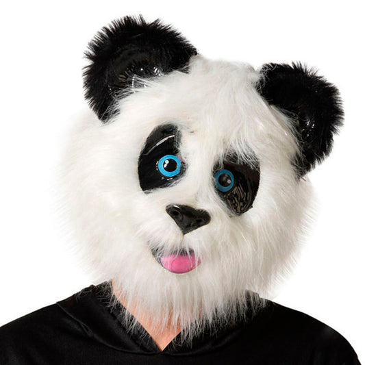 Fluffig vit och svart pandamask med blå ögon och rosa tunga, bärs av en person med svart tröja. Masken täcker ansiktet och har ett lurvigt yttre.