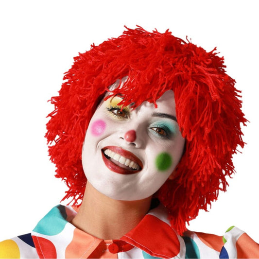 En glad, sminkad clown bär en Fluffig Röd Clownperuk gjord av mjukt garn.