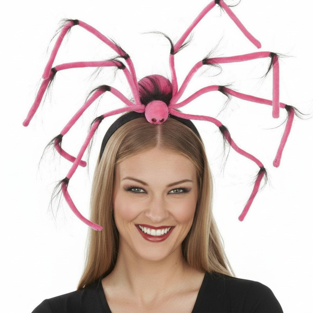 En leende kvinna bär ett Fluffigt Rosa Spindel Diadem, med en stor, hårig spindel på toppen.