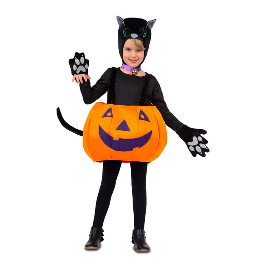 Ett leende barn poserar i ett komplett och sött halloween-kit som förvandlar dem till en pumpa-katt, med en stor pumpa med axelband, katthuva, vantar och halsband.