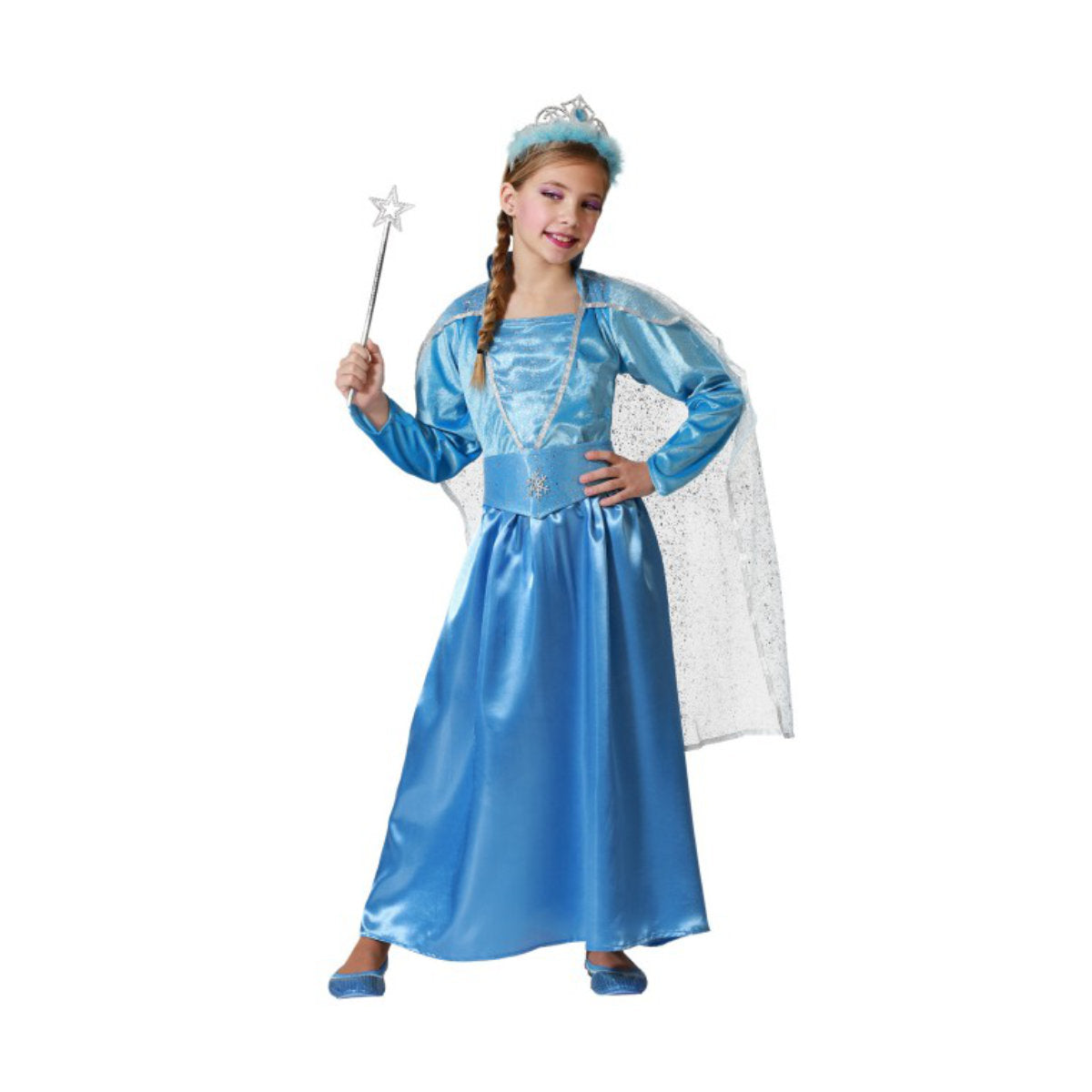 En flicka poserar i en komplett, Förtrollande Blå Isprinsessa Klänning med en glittrande cape, tiara och håller i en trollstav.