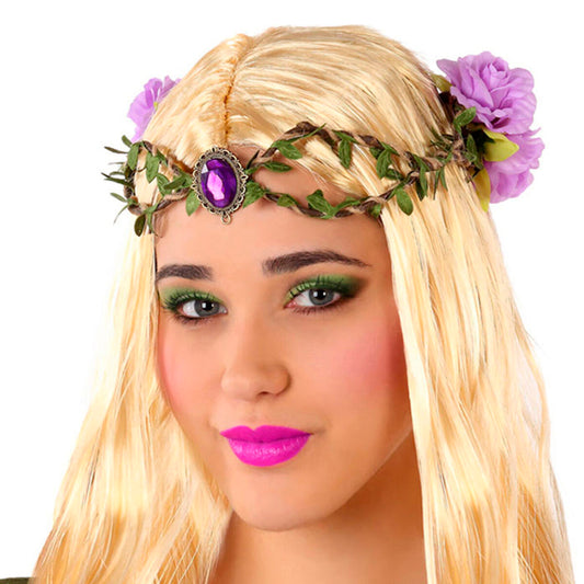 En närbild på en kvinna med blont hår som bär en Förtrollande Blomsterkrans med gröna blad, lila blommor och en stor, lila ädelsten i pannan.