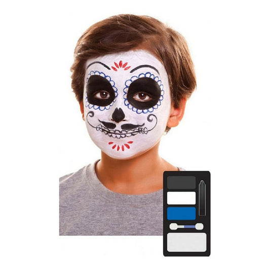 Ett barn med en vacker och detaljerad Day of the Dead-ansiktsmålning, bredvid en sminkpalett med färgerna svart, vit och blå.