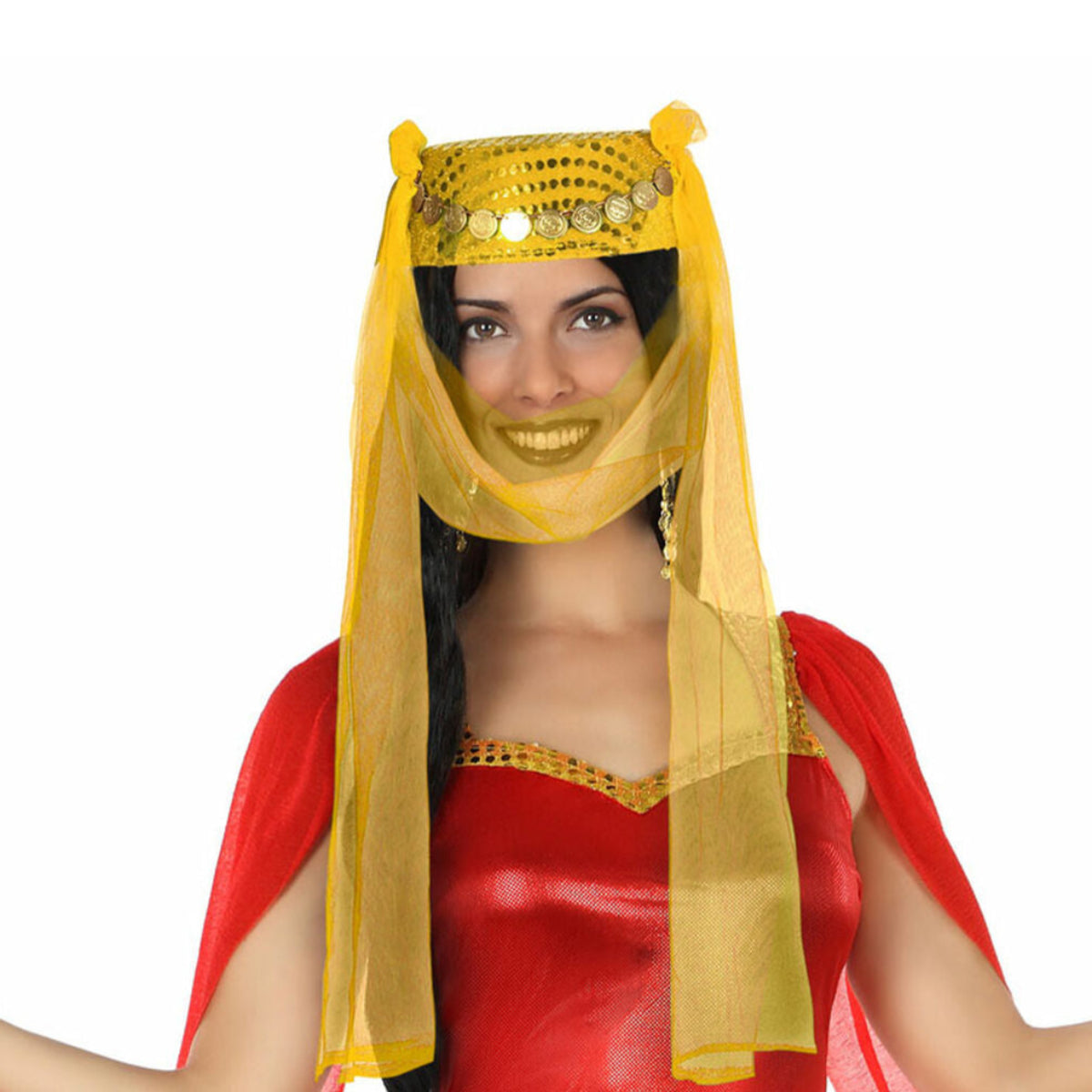 En leende kvinna bär en Förtrollande Gyllene Huvudbonad med en skir, gul slöja som täcker nedre delen av hennes ansikte.