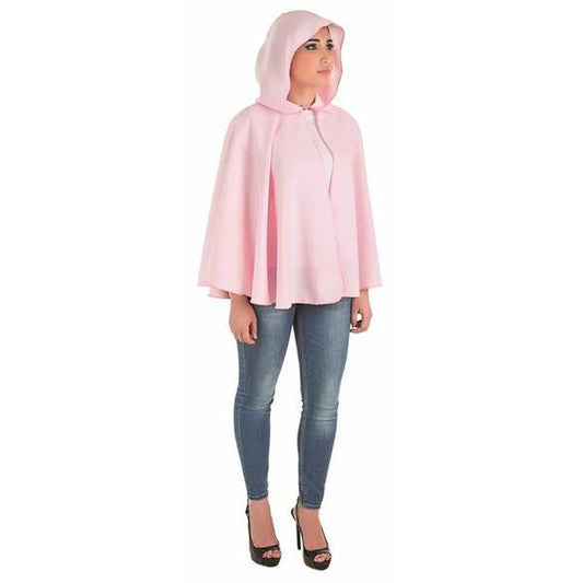 En kvinna som bär en kort, ljusrosa mantel med luva över ett par blå jeans, vilket visar hur den kan användas som en enkel men effektfull maskeradaccessoar.
