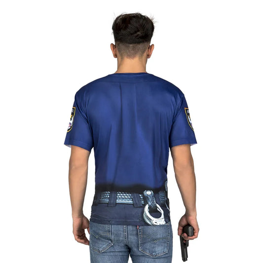 En man ses bakifrån iklädd en blå t-shirt med fotorealistiskt tryck av ett polisbälte och handklovar i byxlinningen, fotograferad mot en vit studiobakgrund.