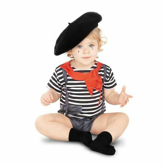 Bebis i randig fransk mime-body med tryckt scarf och svart basker – sitter på golvet och gestikulerar som en liten mimartist.
