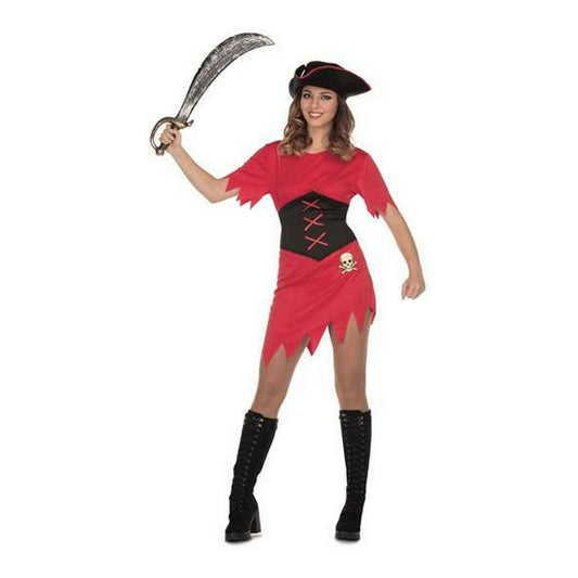 En kvinna poserar i en tuff, röd piratklänning med ett svart korsettbälte och en stor pirathatt, samtidigt som hon svingar en piratsabel.