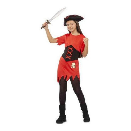 En tjej poserar i en tuff, röd piratklänning med ett svart korsettbälte och en stor pirathatt, samtidigt som hon svingar en piratsabel.
