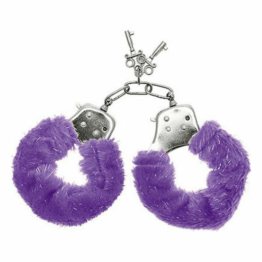 Ett par lila Furry Cuffs i fluffigt fuskpäls, tillsammans med sina nycklar och förpackning.