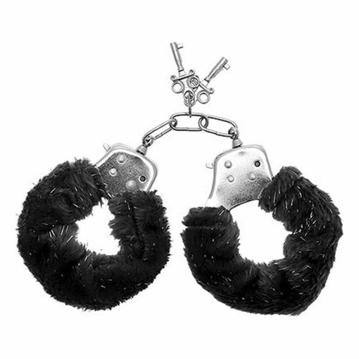 Ett par svarta Furry Cuffs i fluffigt fuskpäls, tillsammans med sina nycklar och förpackning.