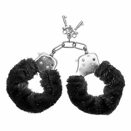Ett par svarta Furry Cuffs i fluffigt fuskpäls, tillsammans med sina nycklar och förpackning.