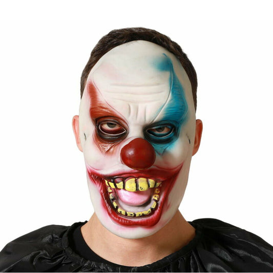 En person bär en Galen Mördarclown Mask i vinyl med ett hotfullt leende och gula tänder.