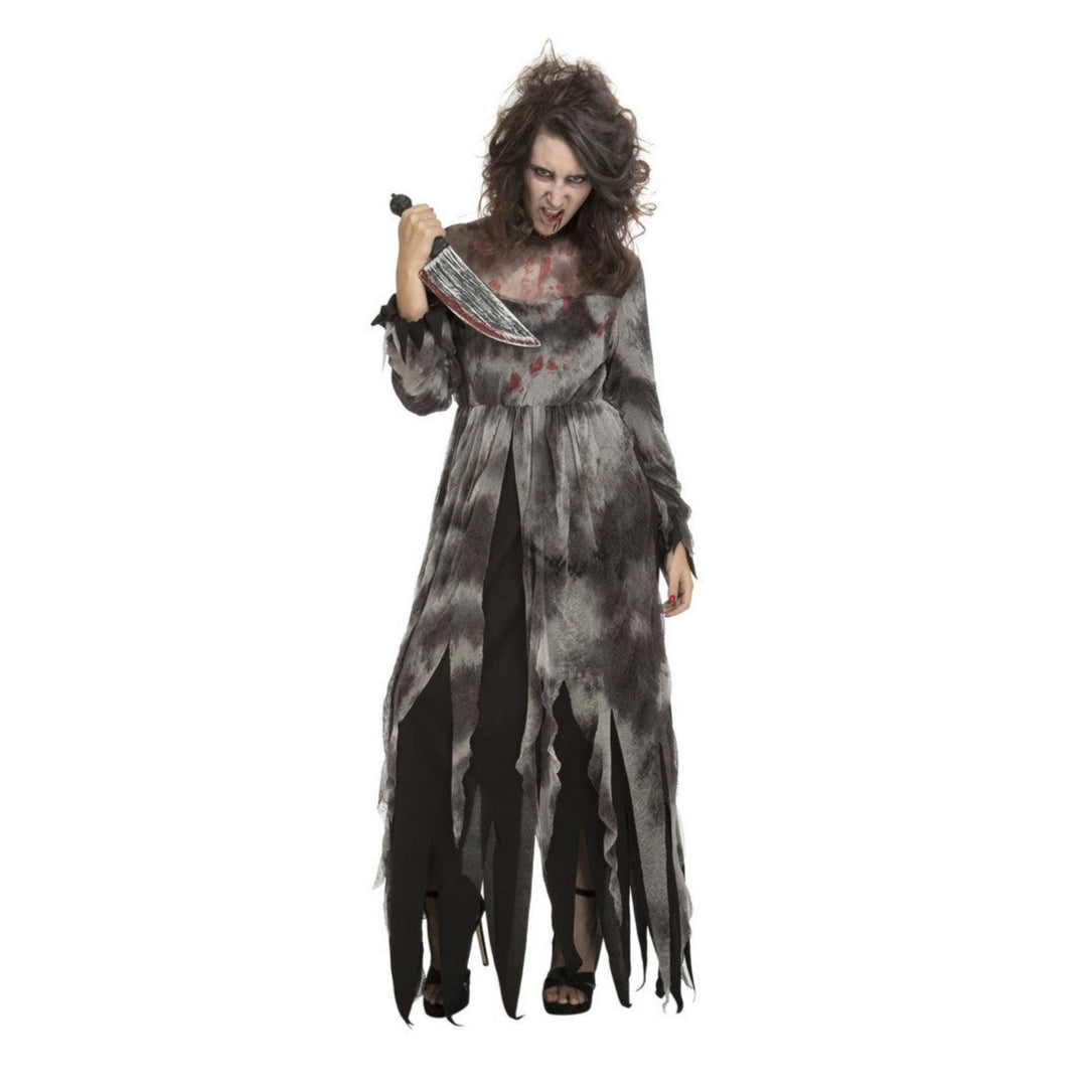 En kvinna med ett galet uttryck och vilt hår bär en sliten, grå och svart klänning med blodstänk, samtidigt som hon hotfullt håller i en stor, blodig kniv.