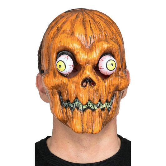  En man bär en läskig och komisk, heltäckande halloweenmask som ser ut som en orange pumpa med en rutten mun och stora, utstående, blodsprängda ögon.