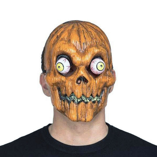 En man bär en läskig och komisk, heltäckande halloweenmask som ser ut som en orange pumpa med en rutten mun och stora, utstående, blodsprängda ögon.