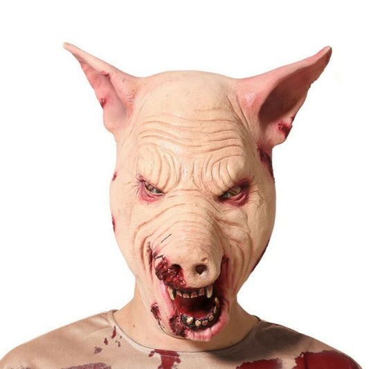 En person bär en skräckinjagande och blodig latexmask som ser ut som ett grishuvud med arga, insjunkna ögon, blottade betar och köttsår i ansiktet.