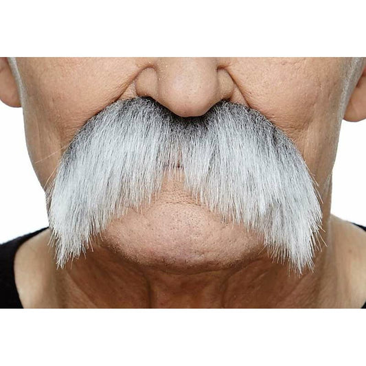 Närbild på en äldre man som bär en stor, yvig, grå mustasch som hänger ner över överläppen, perfekt för en western-bandit-utklädnad.